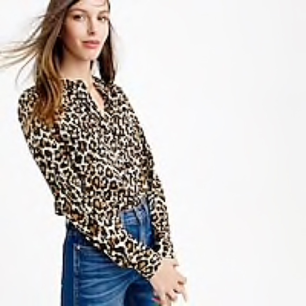 Collarless pocket top in leopard